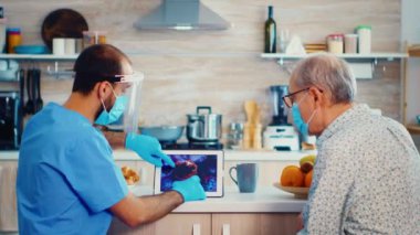 Tablet pc üzerindeki Coronavirus resmine işaret ediliyor