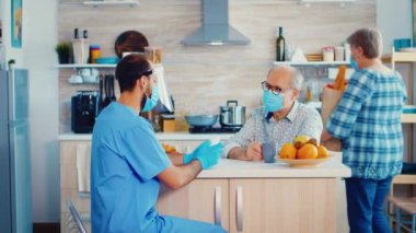 Kıdemli hastaya ilaç vermek.