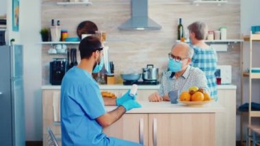 Hademe ilaç şişesini tutuyor.