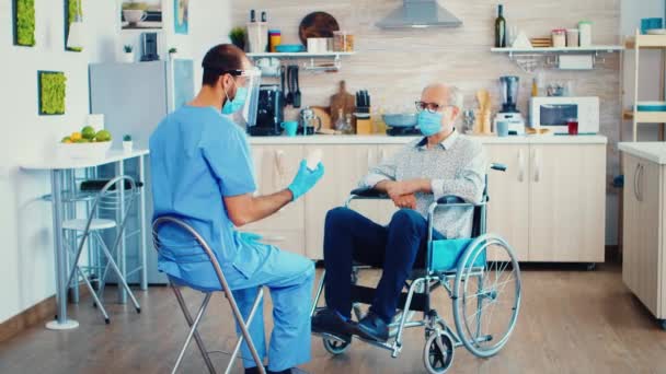 Гериатрия дает пожилым пациентам таблетки — стоковое видео