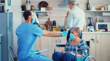 Doktor vücut ısısını kontrol et.