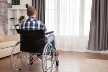 Geçersiz adam doktoru bekliyor.