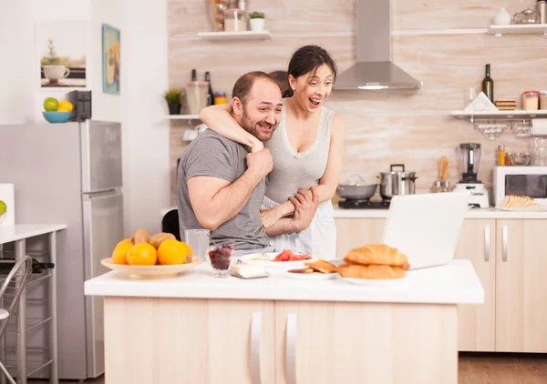 Good news at breakfast in the morning — Stock Photo, Image