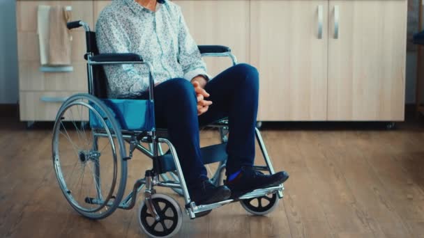 Malheureux paralysé aîné en fauteuil roulant — Video