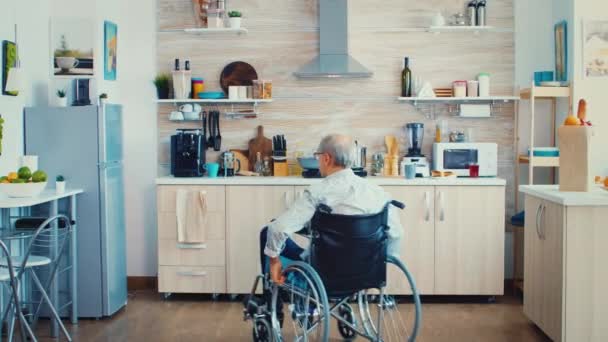 Niepełnosprawny mężczyzna otwierający lodówkę — Wideo stockowe