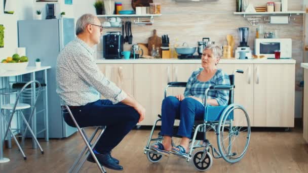 Behinderte Frau sitzt im Rollstuhl — Stockvideo
