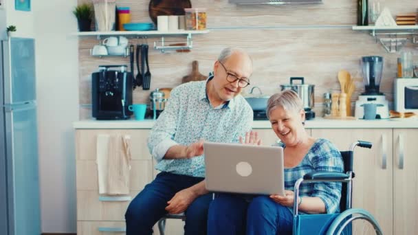 Gezinsvideo oproep voor gehandicapte vrouw in rolstoel — Stockvideo