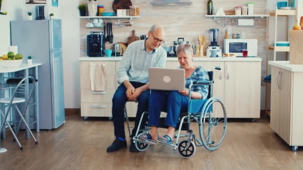 Senior couple waving — Stock Video