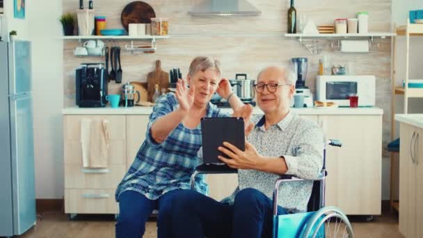 Oudere echtpaar op video gesprek met kleinkinderen — Stockvideo
