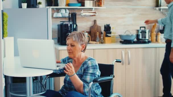 Oude vrouw werkt op laptop — Stockvideo