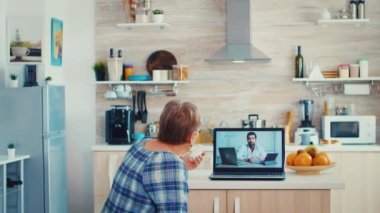 Doktorla internetten ilaçların dozajı kontrol ediliyor