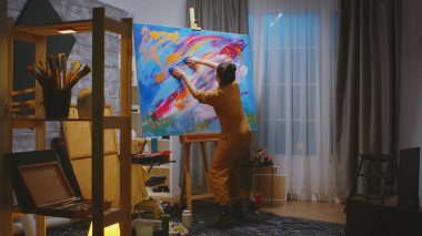 Parmaklarını kullanan ressam