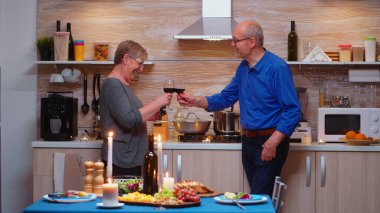 Yıldönümünü kırmızı şarapla kutluyoruz.