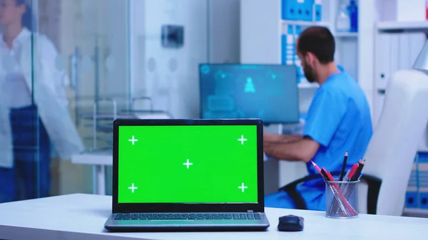 Ordenador portátil con pantalla reemplazable en el gabinete del hospital — Foto de Stock