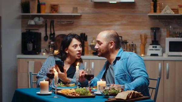 Paar telefoniert beim Abendessen — Stockfoto