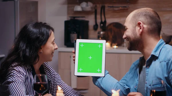 Tablet schermo verde a cena — Foto Stock