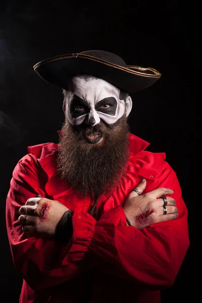 Злой бородатый пират с жутким макияжем — стоковое фото