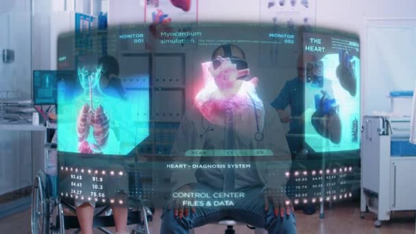 Хирург в виртуальных очках перед операцией смотрит на медицинскую голограмму — стоковое видео