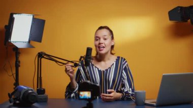 Yeni ortam yıldızı çevrimiçi bir podcast kaydediyor