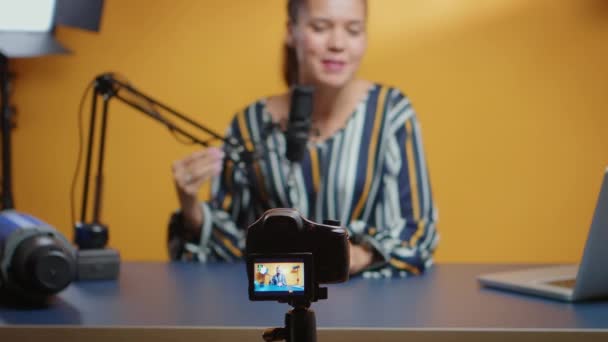 Szelektív fókusz kamera, míg a szociális média csillag rögzíti az új podcast epizód — Stock videók