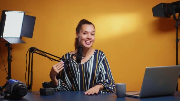 Influenciador falando sobre uma nova lente de câmera — Vídeo de Stock