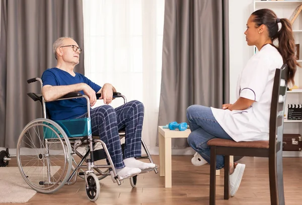 Old man and assistant discussing — Stock Photo, Image