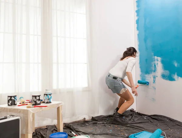 Mujer pintura apartmant pared — Foto de Stock