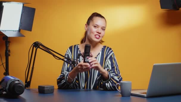 Vlogger saludando a la audiencia — Vídeos de Stock