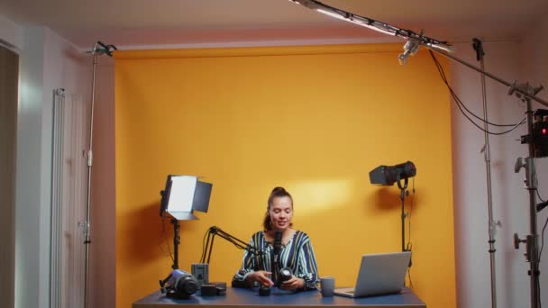 Професійний студійний набір відео блогерів — стокове відео