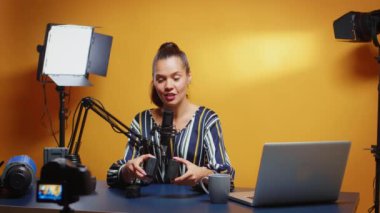 Vlogger masasında farklı Np-f tarzı piller