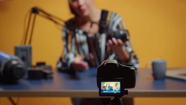 Fokus selektif pada ahli berbicara tentang lensa kamera — Stok Video