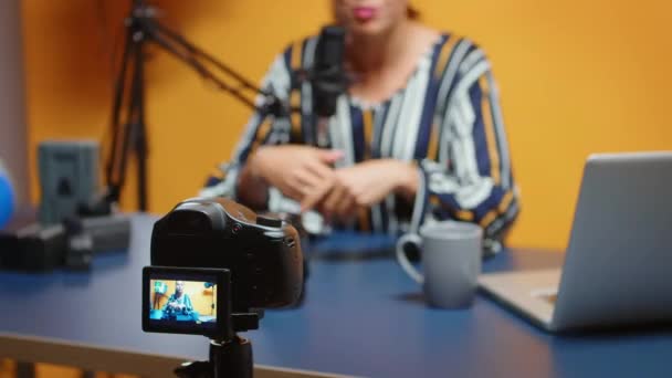 Tvůrce obsahu mluví o objektivu fotoaparátu v nové epizodě podcastu — Stock video