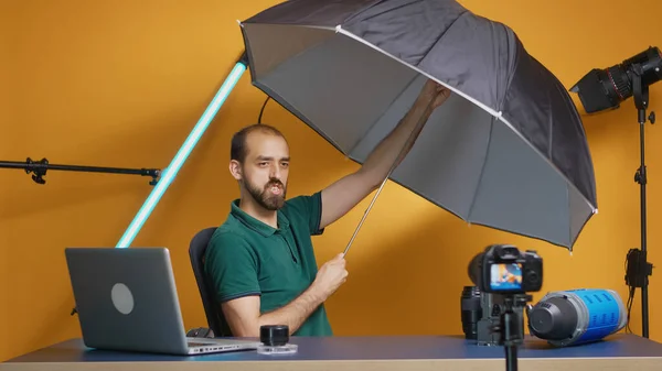 Fotograf recenzující deštník — Stock fotografie