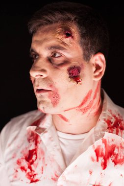 Siyah arka planda kanlı zombiyi kapat.