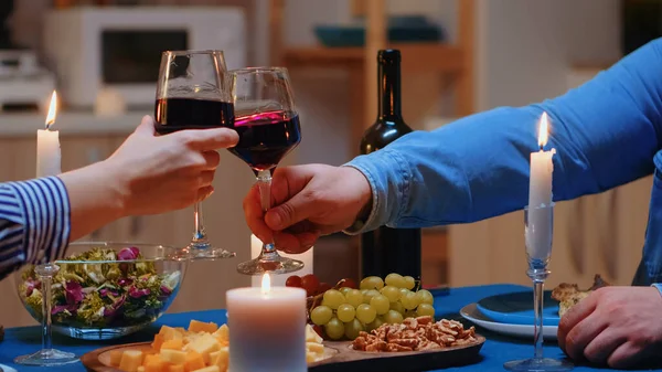 Zbliżenie toasting z winem — Zdjęcie stockowe