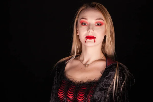 Bella donna vampiro con sangue gocciolante — Foto Stock