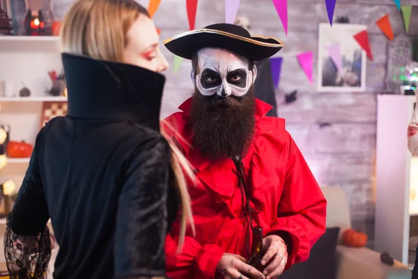 Homme habillé comme un pirate avec un maquillage créatif — Photo