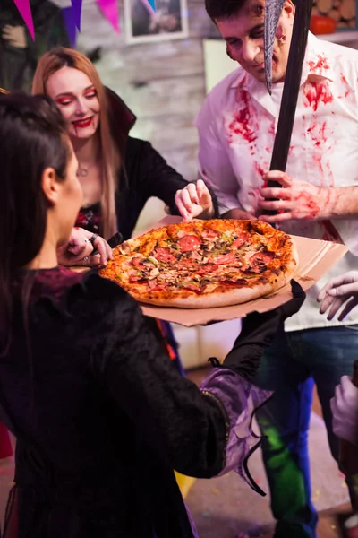 Emocionado grupo de amigos sobre la pizza — Foto de Stock
