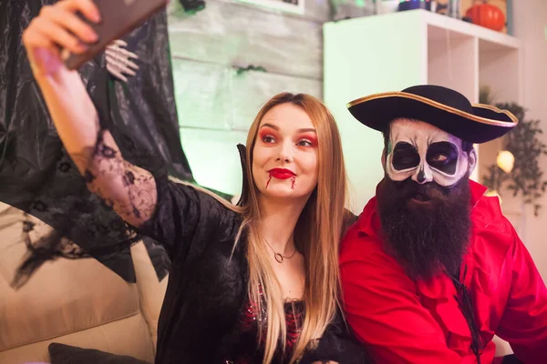 Alegre pirata y vampiro mujer —  Fotos de Stock