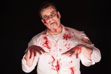 Cadılar bayramı için ürkütücü bir kostüm giyen adam.