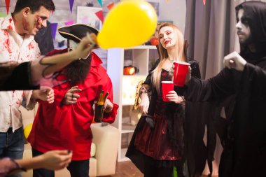 Cadılar bayramını kutlayan ürkütücü erkek ve kadınlar