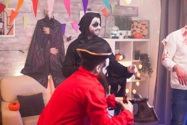 Canavar arkadaşlarıyla heyecanlı ölüm meleği dansı yapıyor.