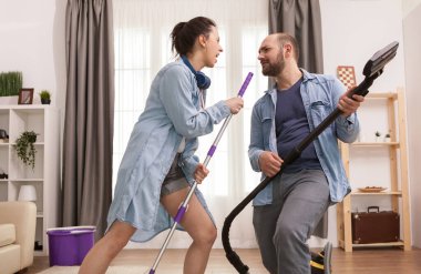 Çift ev işlerini seviyor.