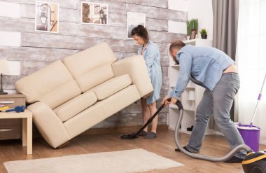 Kocasına yardım eden eş