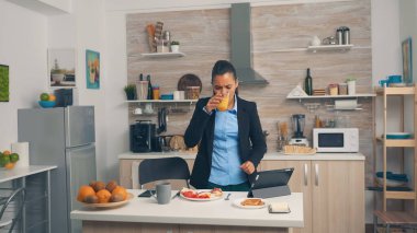 Ofiste koşuşturuyor.