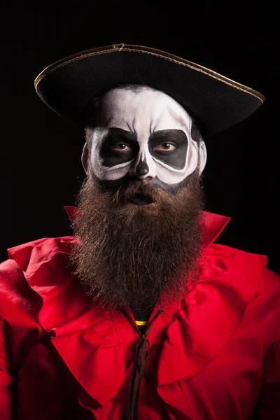 Guapo con barba disfrazado de piratas peligrosas —  Fotos de Stock