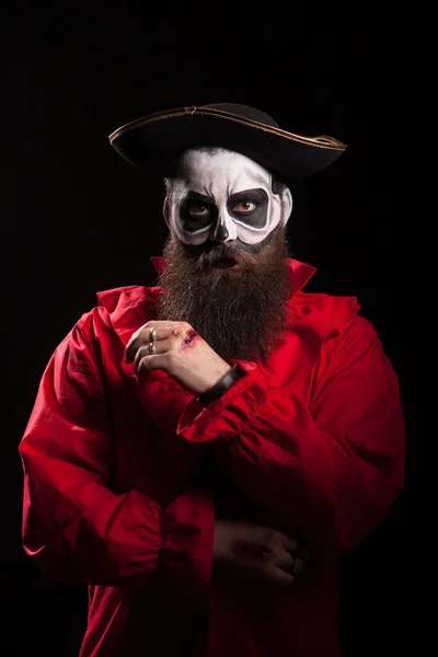 Человек, одетый как пират на Хэллоуин — стоковое фото