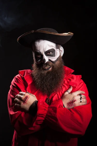 Hombre barbudo en traje de pirata con maquillaje espeluznante — Foto de Stock