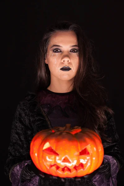 Mulher atraente com uma cara séria vestida como uma bruxa — Fotografia de Stock