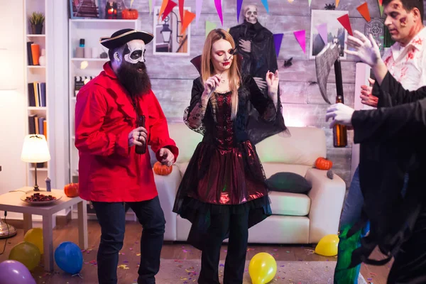 Gruselige Vampirfrau bei einer Halloween-Feier — Stockfoto